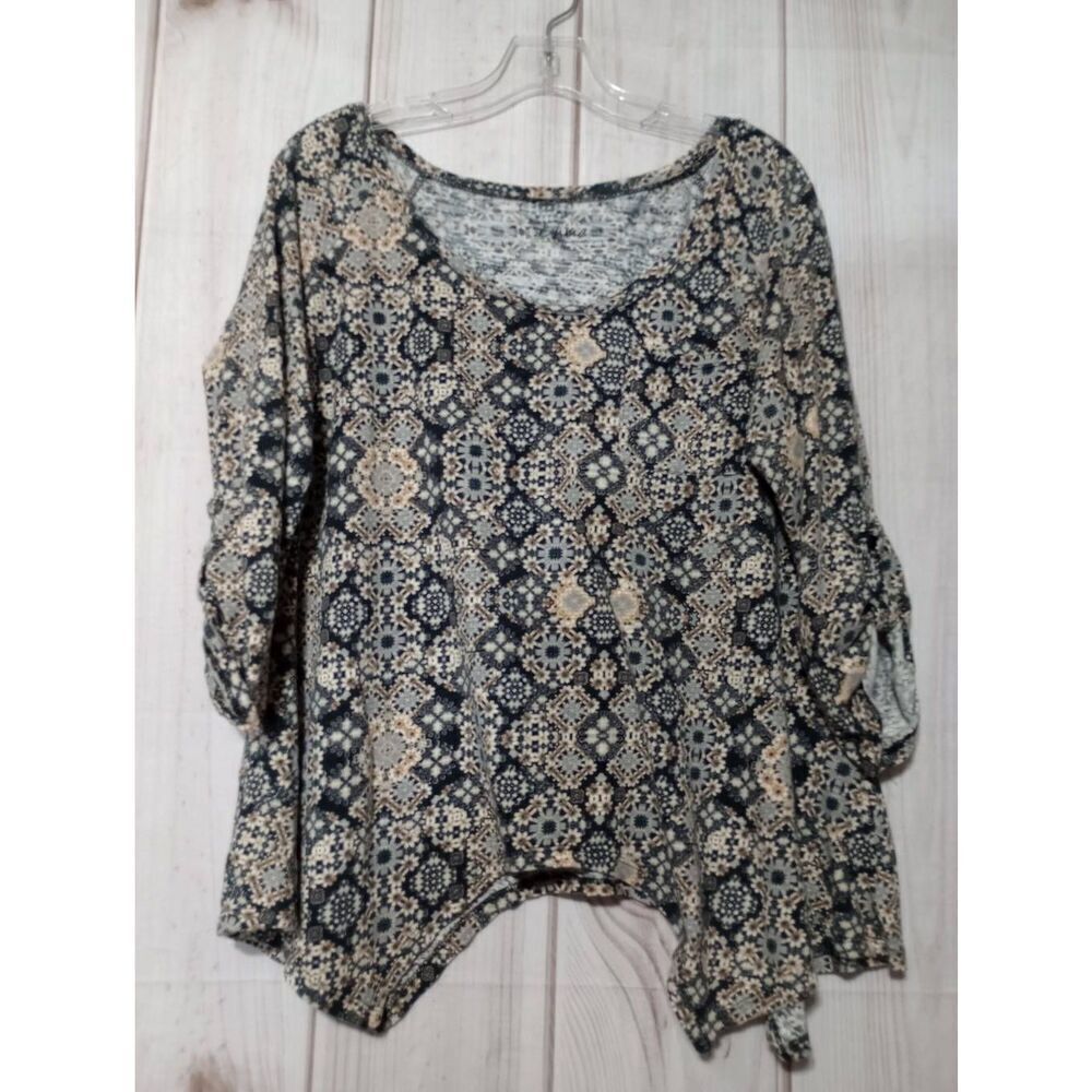 Simply Emma Womens 1X Medallion Print Roll Tab Sleeve Sharkbite Hem Top Navy Tan